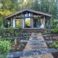 Насколько уместна бетонная плитка в саду?